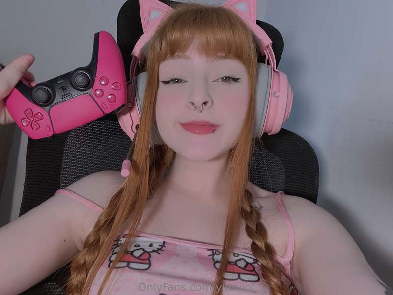 Hey daddy... come play with your little girlI was being so n..