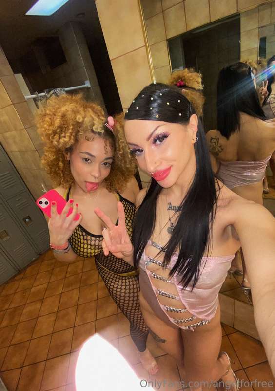 Me & @felttheflowers are doing double FaceTime shows togethe..