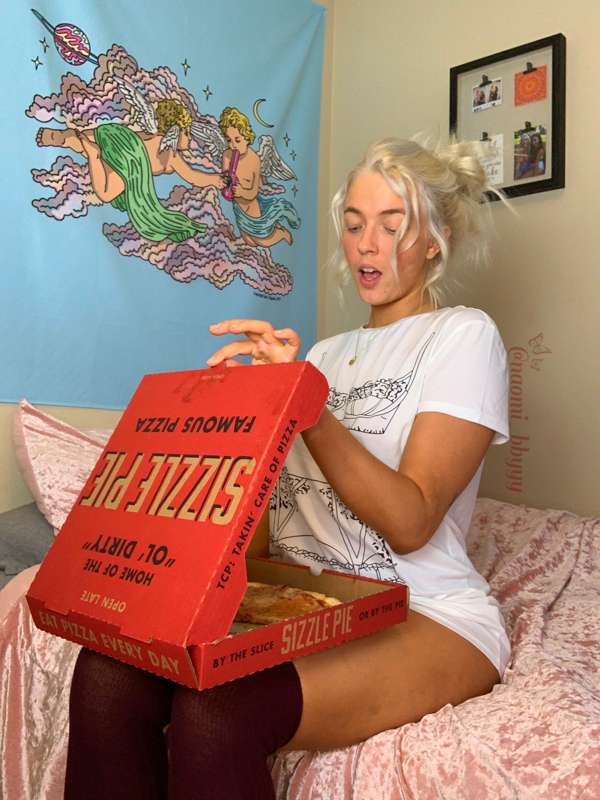 who wants to stay in and eat pizza tonight? 🤤😋❤️🍕 5