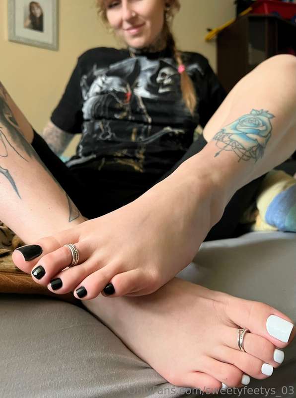 Last pedi of 2023 😉 
Which foot would you choose - white or .. 4