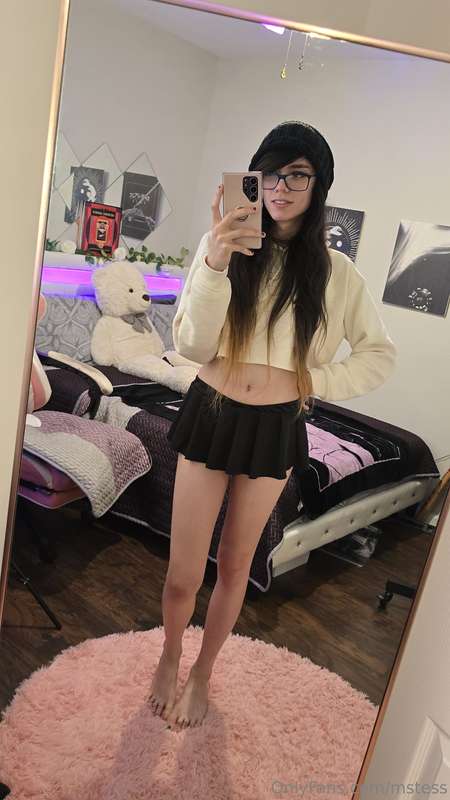 Wanna play with me and my little gooner clit? 🥺