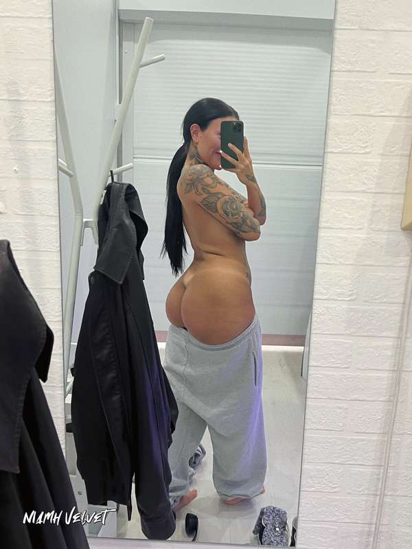 Post sun bed, the tan lines are juicy as always 🤤 