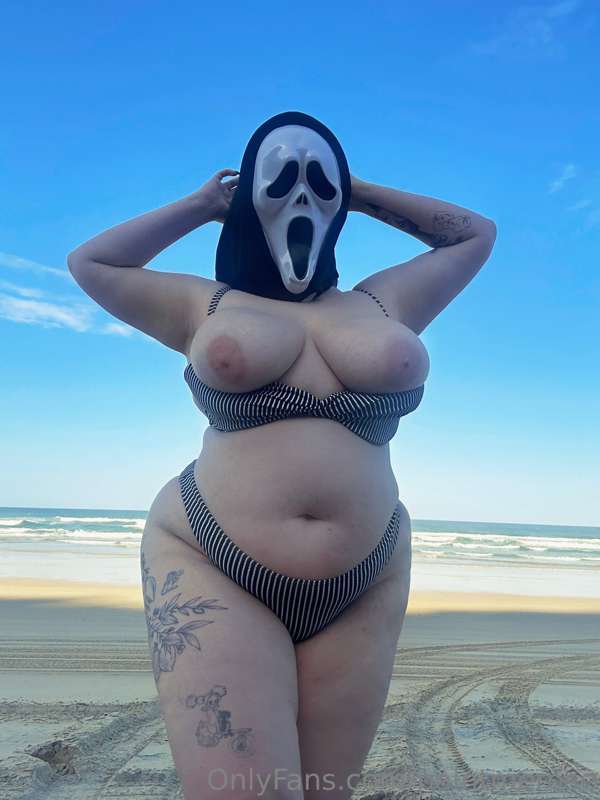 Here for my Halloween beach special 😉 7