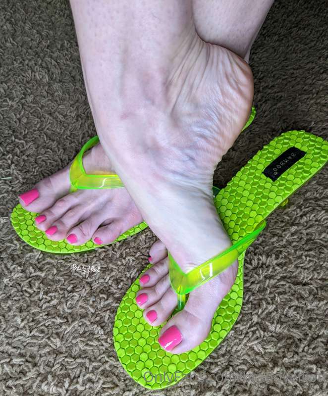 🤭 these neon pink nails with my neon green heels are giving ..