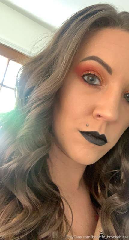 Halloween vibes!! 🧡 I may have another date in a few days! 1