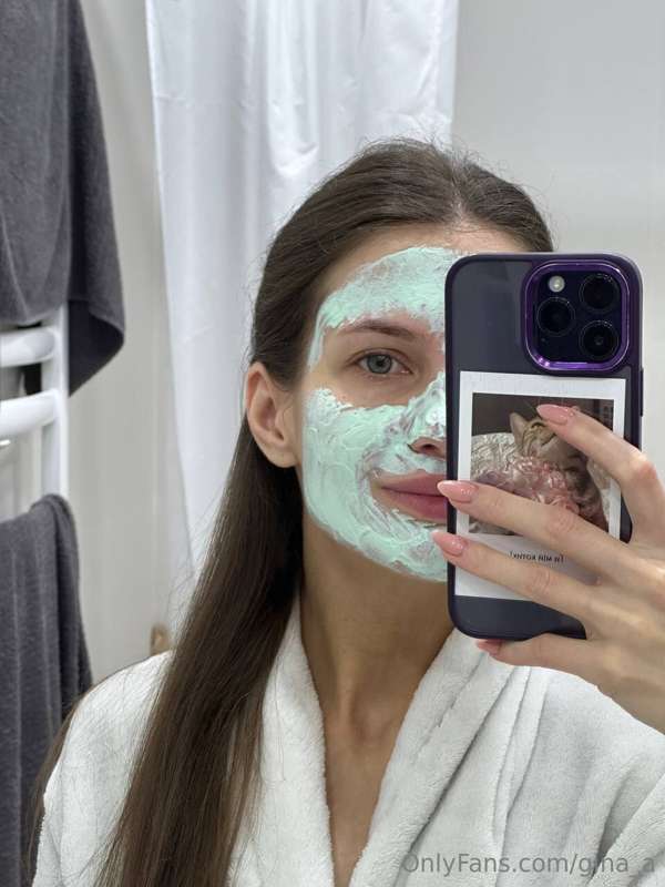 Look at the interesting color of the mask🙈
A little skincare..