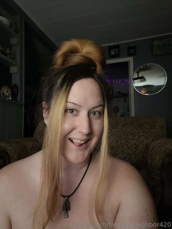 Tittys out for bong tokes 😍 its fun grabbing my nipple while..