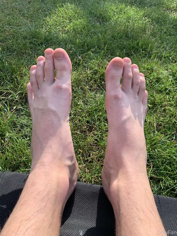 My sweaty feet today🔥 our in the sun all day🥵

Make sure you.. 1