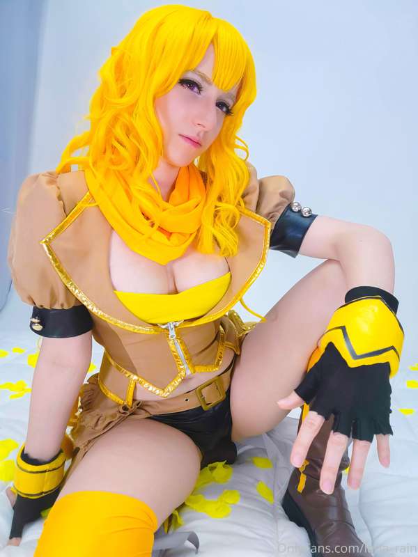 Took some selfies today as Yang Xiao Long while filming a pa..