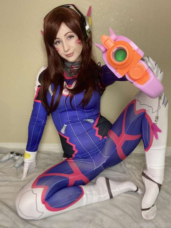 [15 pics] Suited up D. Va Cosplay 👾 which one was your fav? 1