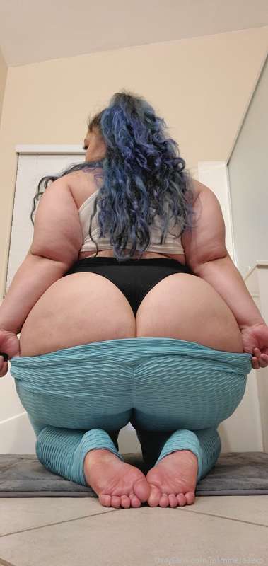 I'm spamming you with booty pics for hump day, so enjoy! 😚