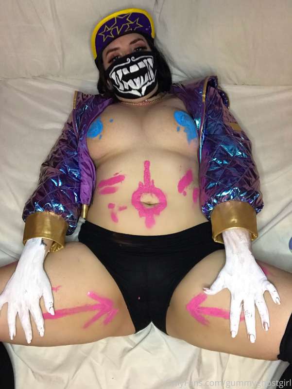 Akali with body paint 💜 19