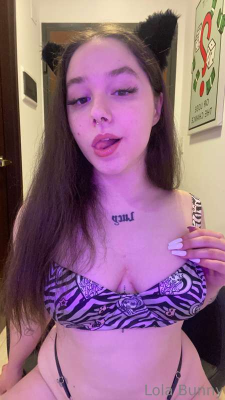 I am available for LIVE SEXTING senpaii, come join my in my ..