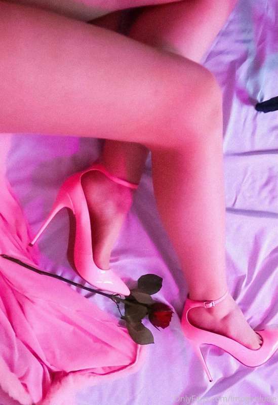 Time for a Valentine’s shoot!😜😈🌹 1
