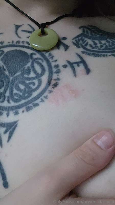 I burned my chest tonight in a boiling oil splash ;u; it hur.. 6