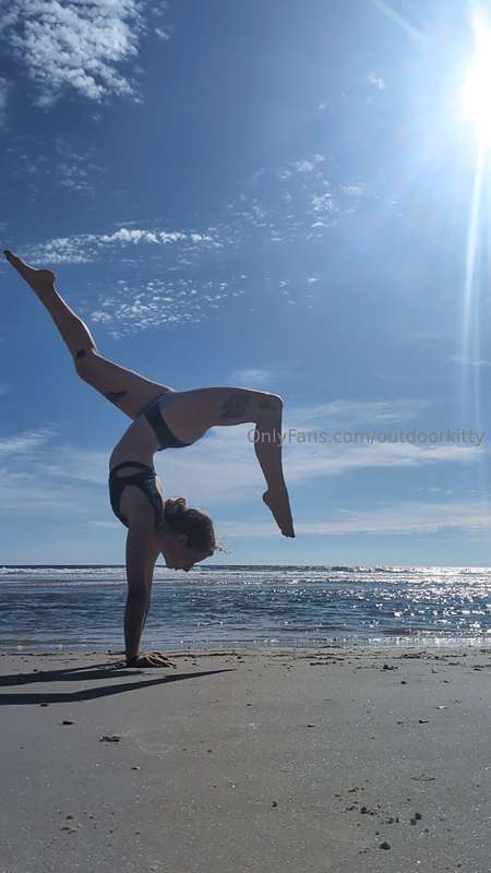 Handstands heal my soul🩵