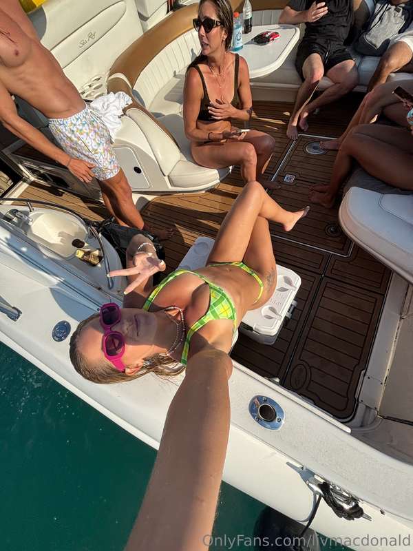 Boat w/ the crew @hagensmith @averypoppinga @alainachacon 
