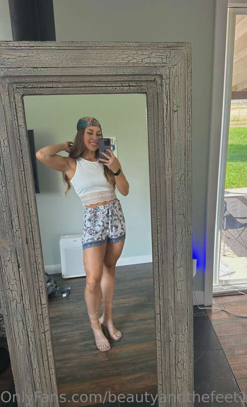 Time to go tease some boys in these sandals 😈😏