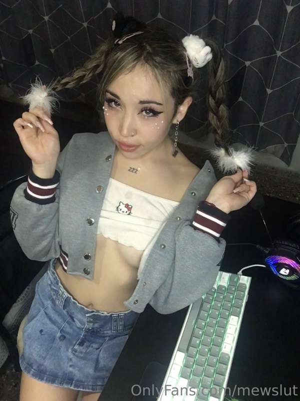 New hair clips are the best💖 You know, I love fluffy things,..