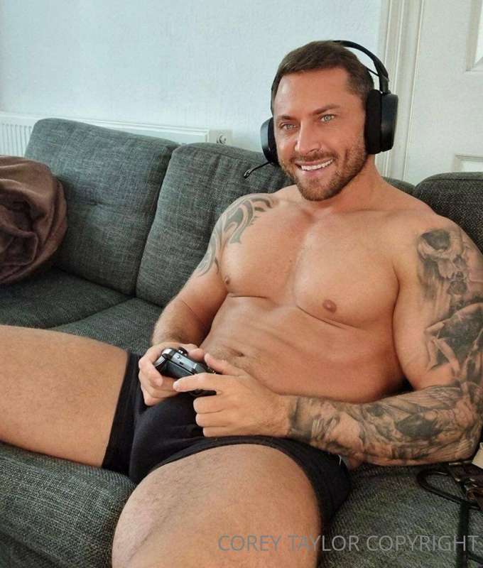 🚔🚨 **UK’s hottest STRIPPER @karlj_stripped with BLUE eyes to.. 7