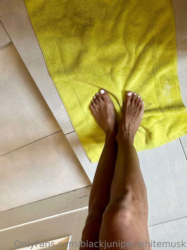 Hello yellow. Spring is in the air…🌼🌸🌷 Water these flowers w.. 5
