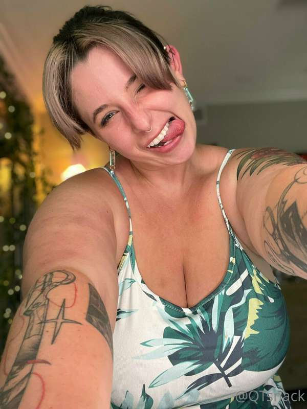 I dunno, feeling like a QT(snack) 🍃🌴 2