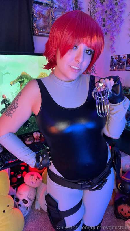 Regina from Dino Crisis cosplay! 🦖🖤 I’ll protect you from di.. 3