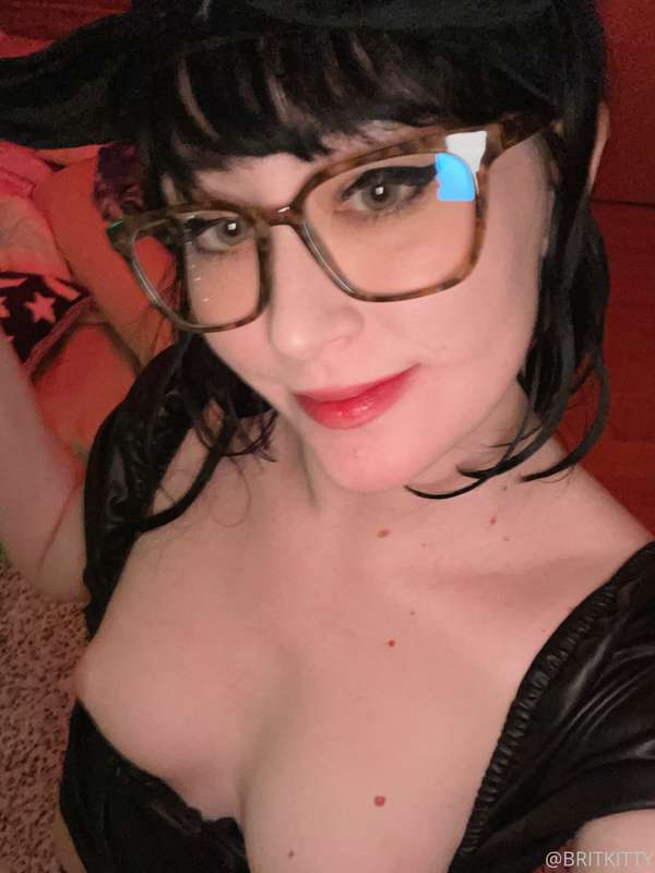 good evening! NEW SET🖤 do you think i should wear dresses mo.. 28