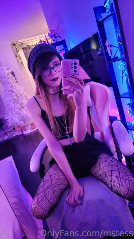 Your not so average beanie girl 😘 4