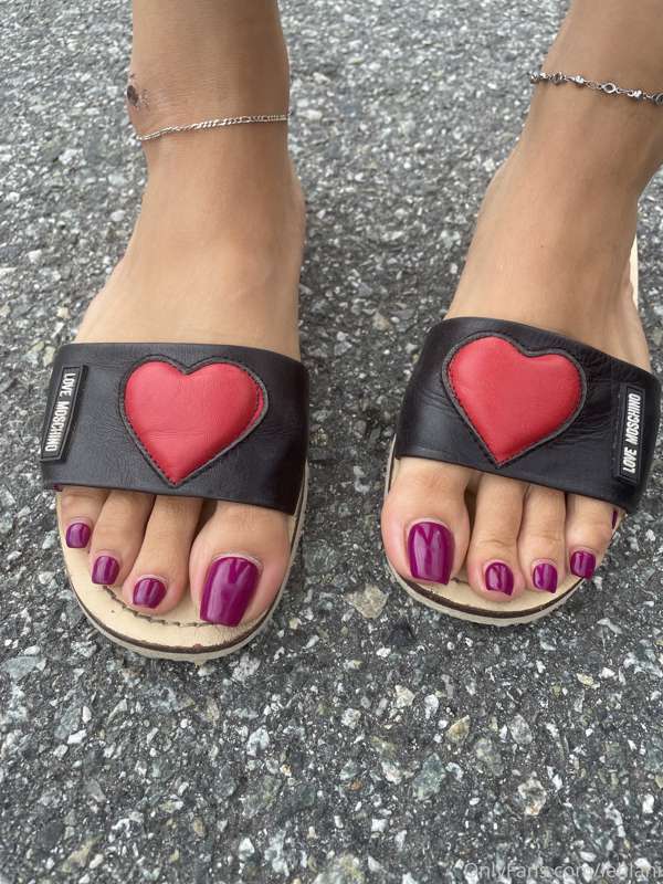 Hello from my pretty toes 😜 I went blonde again 😂 my hair is.. 2