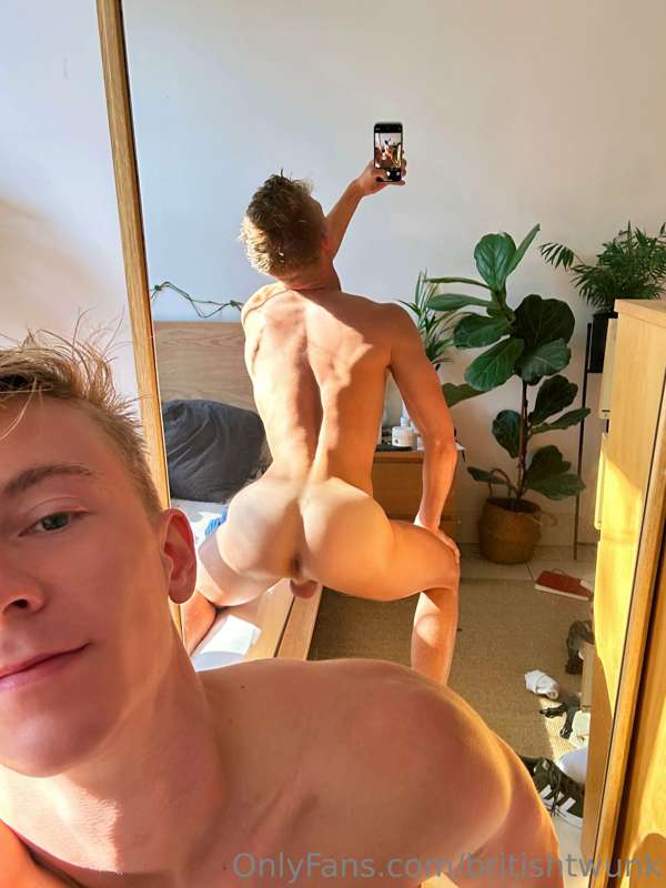 Freshly showered this morning 🥰

I love the way the light sh.. 3