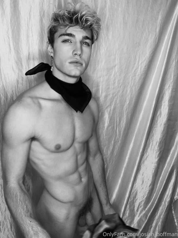 Let’s fuck In black and white? 😈 3