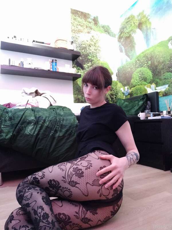 Hey everyone :)

New pictures for you all today. 
Decided to.. 9