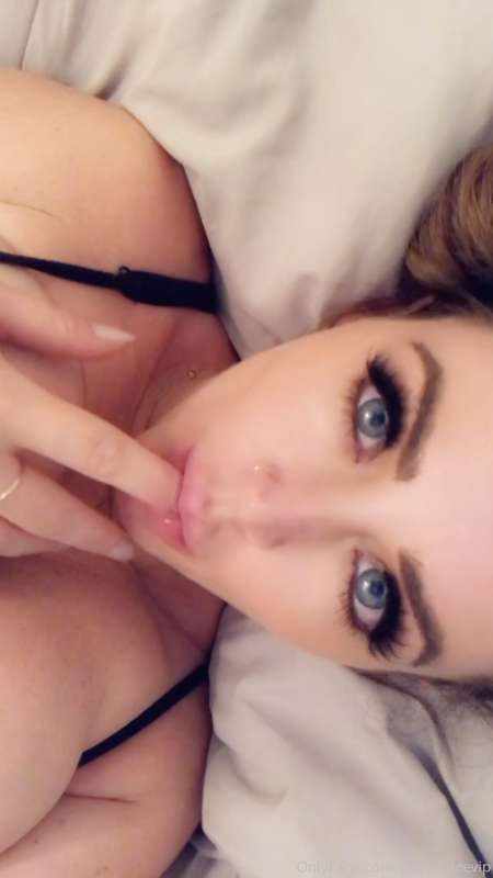 Look into my big blue eyes baby 😈 Don't try to resist cummin..