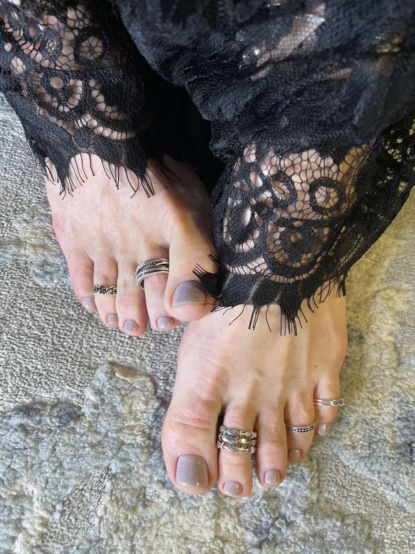 I just can’t get enough toe ring. It’s a serious addiction  8
