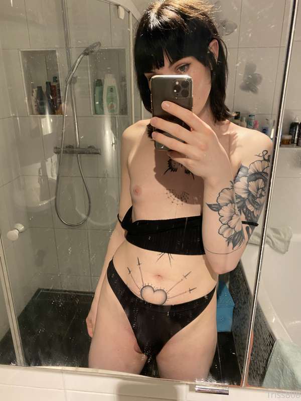Hii :3 🖤

Just coming thru with some quick pics of my new ta.. 1
