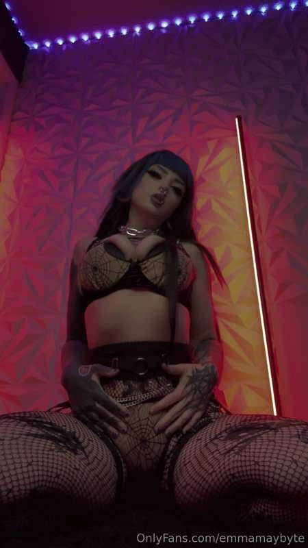 Emmamaybyte - Onlyfans - 17 Jan, 2025 8