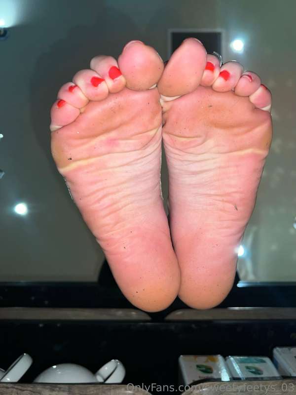 Now lay down and get smothered with those feet 🔥 4
