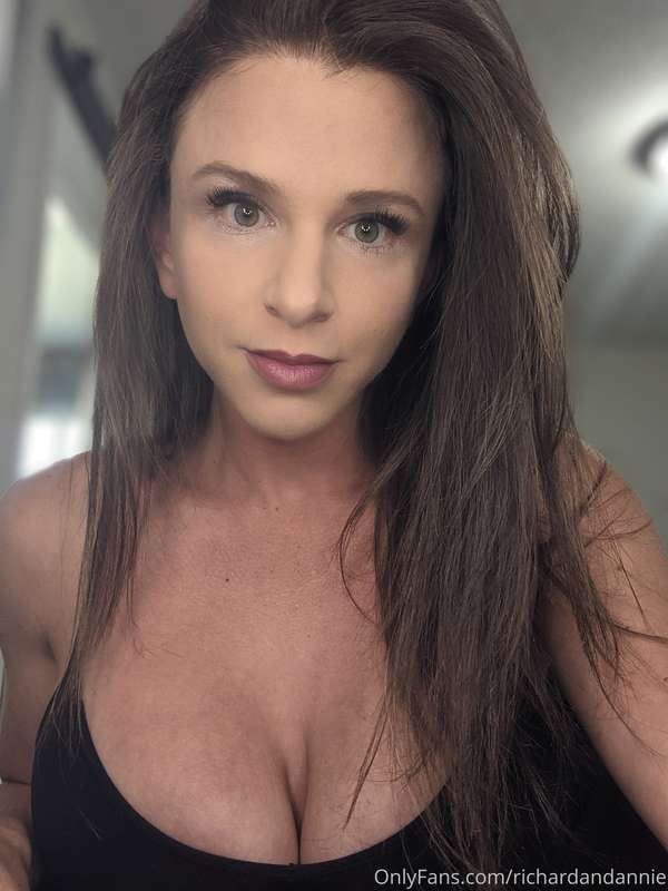 Some true sexy selfies Annie sent Richard last week. Only yo.. 4