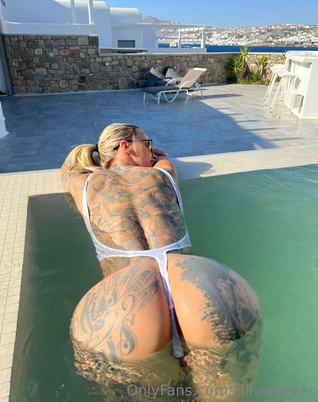 I love to bend over for you😍