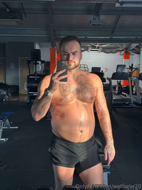 Sweaty post gym photoshoot 🫃🏻🥵 3