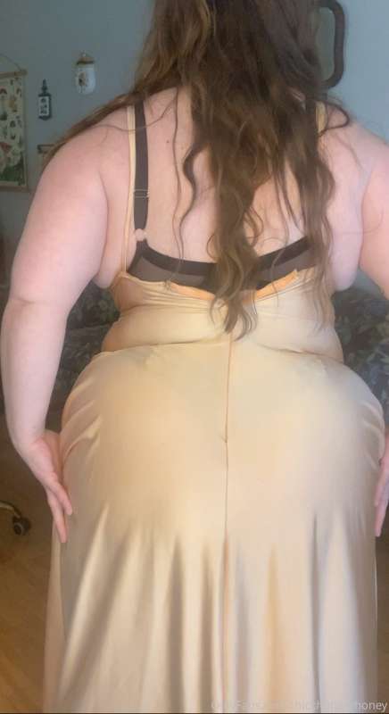 I felt SO hot and *H U G E* in this dress!!!!! I took so man.. 1