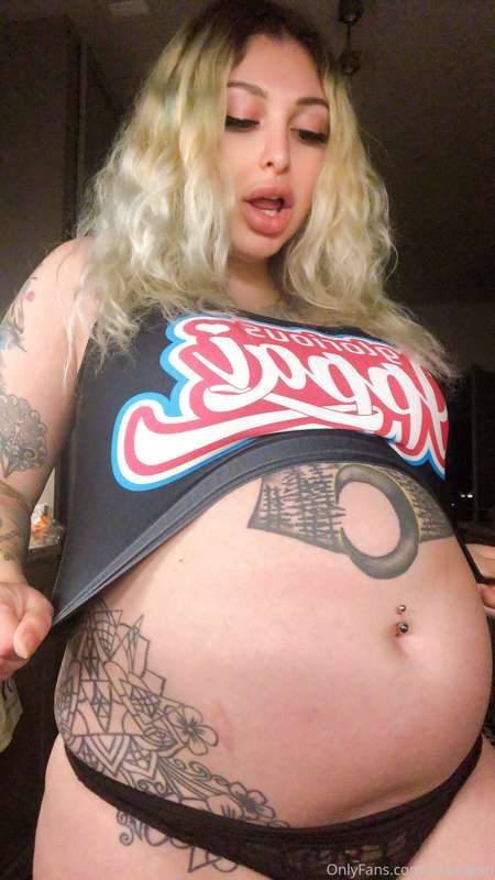 4L chug belly!! Sooo round and tight as a drum~ after I peed.. 8