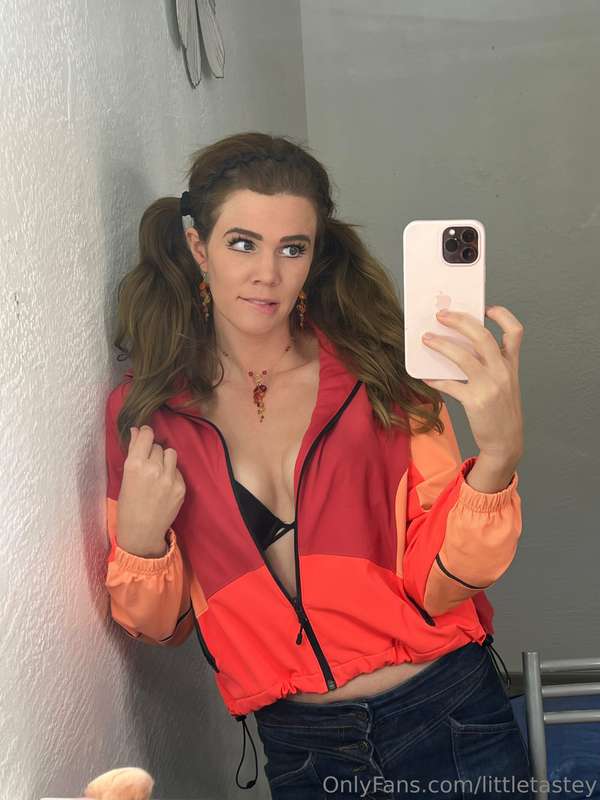 A sexy behind-the-scenes from today’s TikTok ;) I present to.. 4