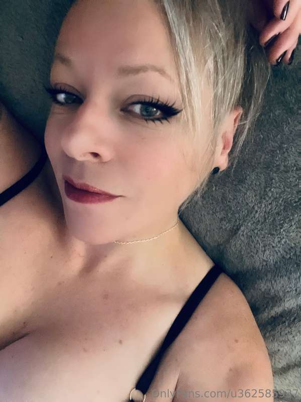 good morning! have the best day 🖤💋