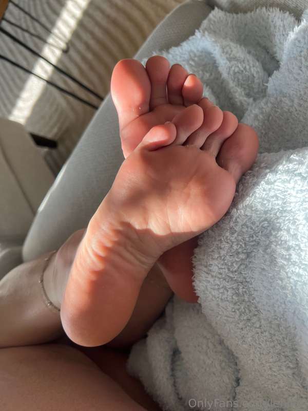 Stroke yourself to my soles for me 🩷