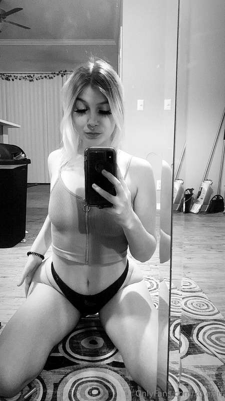 do u wan see whts under my clothes👀?? go check out the nudes..