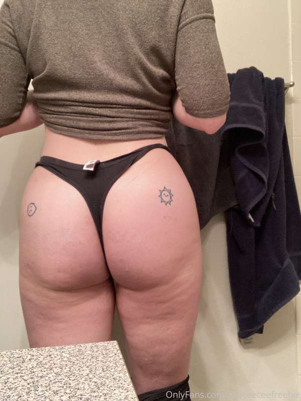 can you tuck my tag for me, hun?