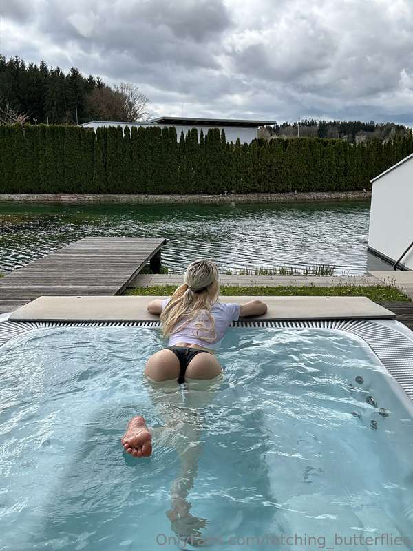 White shirt in the pool is the best thing to wear 🤭 4