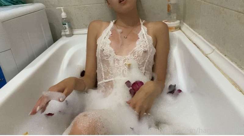 Would you like to take a bath with me?🥰🥰